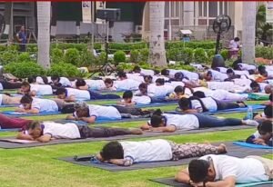 AIIMS में योग दिवस का आयोजन, डॉक्टरों और मरीजों ने मिलकर किया योग