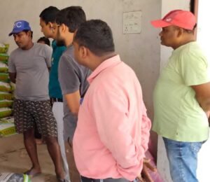 किसान बनकर पहुंचे कृषि अधिकारी, खाद की कालाबाजारी का किया खुलासा