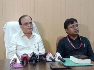 RIMS पहुंचे वित्त मंत्री और स्वास्थ्य सचिव, निदेशक को व्यवस्थाएं सुधारने के दिए सख्त निर्देश