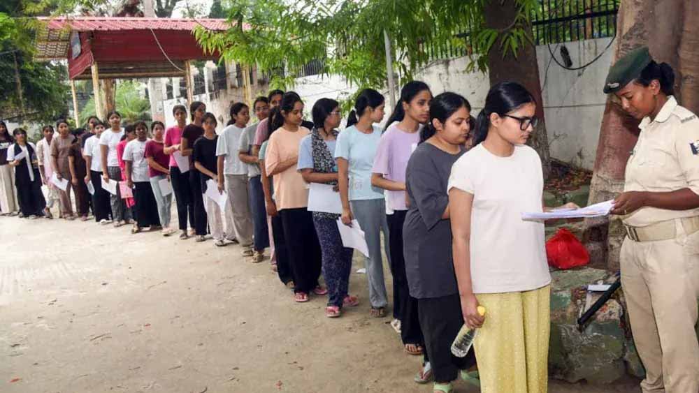 NEET UG Re-Exam 2026: बिलासपुर में तैयारियां तेज, कलेक्टर-SSP ने अधिकारियों संग की समीक्षा बैठक