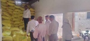 खाद कालाबाजारी पर बड़ा एक्शन, 1500 बोरी जब्त; दो प्रतिष्ठानों के लाइसेंस निलंबित
