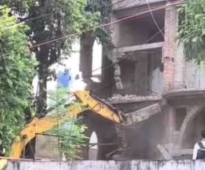 रायपुर के सेंट पॉल स्कूल परिसर में चला बुलडोजर, सामुदायिक भवन की आड़ में चर्च निर्माण का आरोप