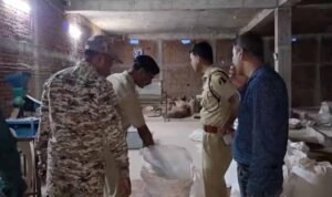 डिटर्जेंट गोदाम की आड़ में बन रहा था गुटखा, किराएदार की तलाश में जुटी पुलिस