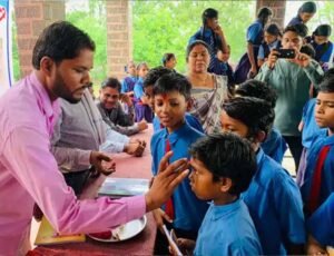 नए शैक्षणिक सत्र की शुरुआत पर स्कूलों में उत्साह, विद्यार्थियों का तिलक लगाकर स्वागत