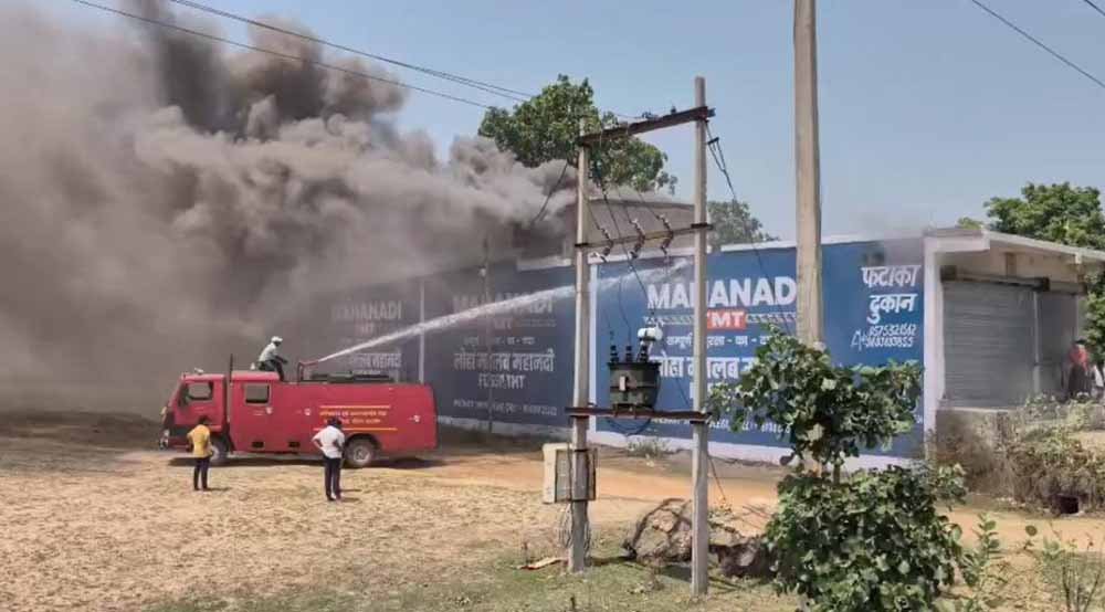 CG के पटाखा गोदाम में भीषण आग, लगातार धमाकों से दहला पूरा इलाका
