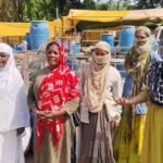अवैध निर्माण पर चला बुलडोजर, 7 दुकानें ढहाईं; कार्रवाई के दौरान बुलडोजर के आगे लेटी महिला