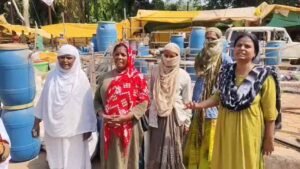 अवैध निर्माण पर चला बुलडोजर, 7 दुकानें ढहाईं; कार्रवाई के दौरान बुलडोजर के आगे लेटी महिला