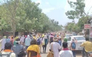 स्वास्थ्य, सड़क और बिजली की मांग को लेकर कलेक्ट्रेट पहुंचे 52 गांवों के आदिवासी और कांग्रेसी