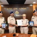 डीजीपी  कैलाश मकवाणा से किलिमंजारो फतह करने वाली निरीक्षक मती दीपिका गौतम ने सौजन्य भेंट की