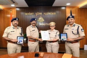 डीजीपी  कैलाश मकवाणा से किलिमंजारो फतह करने वाली निरीक्षक मती दीपिका गौतम ने सौजन्य भेंट की