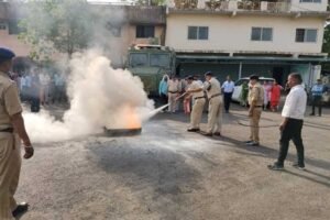 पुलिस मुख्यालय में सुरक्षाकर्मियों को दिया फायर सेफ्टी का प्रशिक्षण