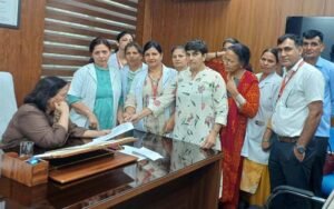 रेणू भाटिया के बयान पर नर्सिंग स्टाफ का देशव्यापी विरोध, हरियाणा में आज पेन डाउन स्ट्राइक