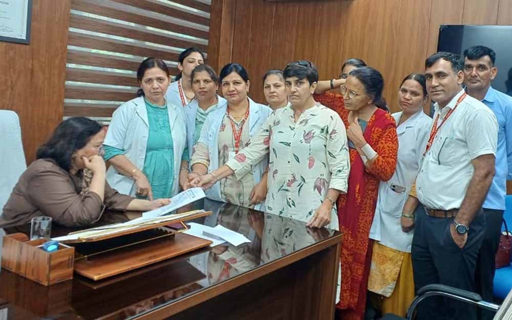 रेणू भाटिया के बयान पर नर्सिंग स्टाफ का देशव्यापी विरोध, हरियाणा में आज पेन डाउन स्ट्राइक