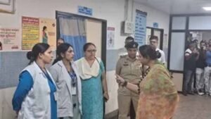 LNJP अस्पताल में हंगामा, सीनियर अफसर की आंखों में आए आंसू; महिला आयोग चेयरपर्सन की टिप्पणी पर भड़कीं नर्सें