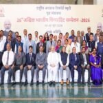 डीजीपी  कैलाश मकवाणा से राष्ट्रीय स्तर पर सम्मानित फिंगरप्रिंट विशेषज्ञ निरीक्षक योगेन्द्र साहू ने की सौजन्य भेंट
