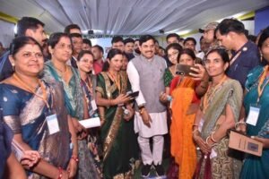 मुख्यमंत्री डॉ. यादव ने कुकरू में कृष्णा आजीविका स्व-सहायता समूह की महिलाओं से किया आत्मीय संवाद