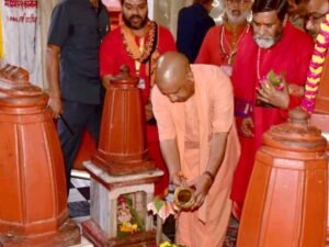 दतिया के पीतांबरा पीठ पहुंचे CM योगी और डिप्टी CM मौर्य, विधि-विधान से की पूजा-अर्चना