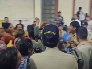 MP में ‘सनातन’ मुद्दे पर आमने-सामने आए किन्नरों के दो गुट, अशोकनगर में किन्नर गुरु के घर पुलिस तैनात
