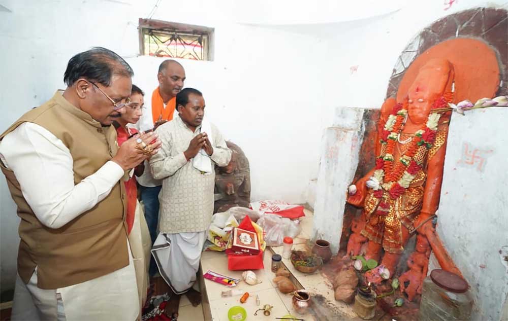 मुख्यमंत्री ख्यमंत्री  विष्णुदेव साय ने ऐतिहासिक चतुर्भुज विष्णु मंदिर में की पूजा-अर्चना, प्रदेश की सुख-समृद्धि की कामना