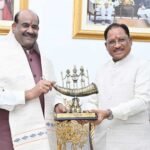 लोकसभा अध्यक्ष  ओम बिरला ने मुख्यमंत्री  विष्णु देव साय से की सौजन्य भेंट