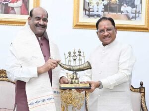 लोकसभा अध्यक्ष  ओम बिरला ने मुख्यमंत्री  विष्णु देव साय से की सौजन्य भेंट