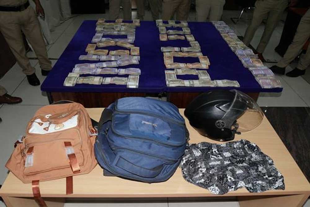 इंदौर पुलिस की बड़ी सफलता स्क्रैप व्यापारी के कर्मचारी से 29 लाख 65 हजार रुपए की लूट का खुलासा 03 आरोपी गिरफ्तार