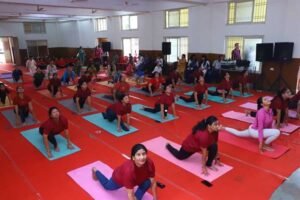 अंतर्राष्ट्रीय योग दिवस पर पुलिस परिवार ने किया सामूहिक योगाभ्यास