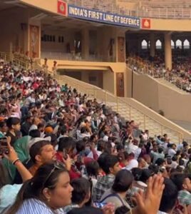 अटारी-वाघा बॉर्डर पर BSF पंजाब फ्रंटियर के साथ हजारों लोगों ने किया योगाभ्यास