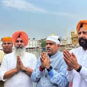 राज्यसभा सांसद तरुण चुघ और BJP अध्यक्ष केवल सिंह ढिल्लों ने श्री दरबार साहिब में टेका मत्था