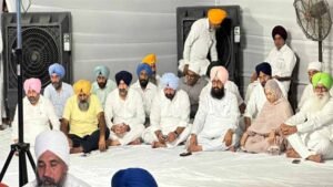 बेअदबी कानून पर अकाल तख्त पहुंचे पंजाब के मंत्री-विधायक, नंगे पैर पहुंचकर रखा सरकार का पक्ष