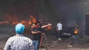 जालंधर के गोदाम में भीषण आग, तेज हवाओं के बीच दमकल की मशक्कत से टला बड़ा हादसा