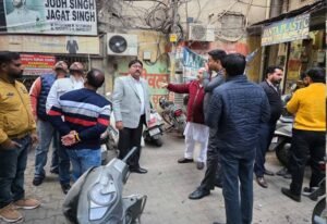 पदभार संभालते ही मैदान में उतरे नगर निगम कमिश्नर ओजस्वी, सुबह सड़कों का लिया जायजा