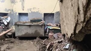 गुरदासपुर में आधी रात भरभराकर गिरी छत, बेटे ने 90 वर्षीय मां को बाहर निकालकर बचाई जान