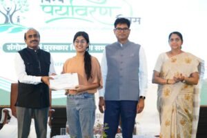 विश्व पर्यावरण दिवस पर आयोजित चित्रकला प्रतियोगिता के विजेताओं को मंत्री  ओ.पी. चौधरी ने किया सम्मानित