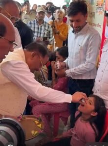 द्रनाहू कुर्मी-क्षत्रिय समाज के केंद्रीय अधिवेशन में मुख्यमंत्री ने बच्चों को कराया स्वर्णप्राशन