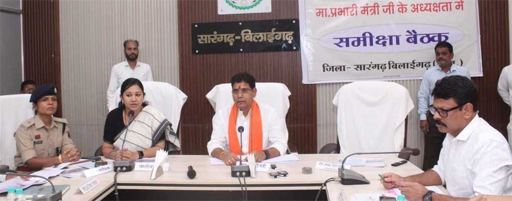 अधिकारी-कर्मचारी जिम्मेदारी से काम करें, हर जरूरतमंद तक पहुँचे सरकारी योजनाएँ’ – मंत्री  टंक राम वर्मा