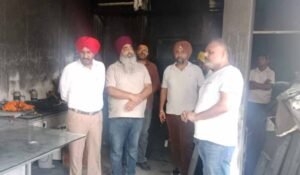आग से तबाह दुकान का निरीक्षण, वाइस चेयरमैन धमोली और SDM ने लिया नुकसान का जायजा