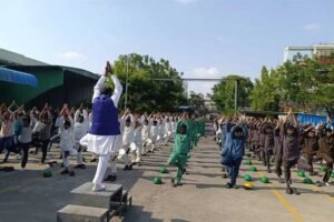 अंतर्राष्ट्रीय योग दिवस पर 15 हजार से अधिक श्रमिकों ने किया सामूहिक योगाभ्यास