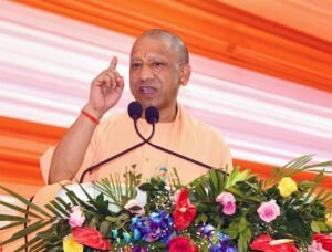सीएम के हाथों चाबी, प्रमाण पत्र व चेक पाकर खिल उठे चेहरे