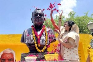 पूर्व मुख्यमंत्री स्व. बाबूलाल गौर की जयंती पर साकेत नगर में किया प्रतिमा का अनावरण