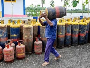 कमर्शियल सिलिंडर पर केंद्र का बड़ा फैसला, गैर-घरेलू पैक्ड LPG से हटे सभी प्रतिबंध