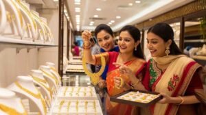 Gold Rate Fall: सिर्फ एक वजह से 6 महीने के निचले स्तर पर पहुंचा सोना, अभी खरीदें या करें इंतजार?