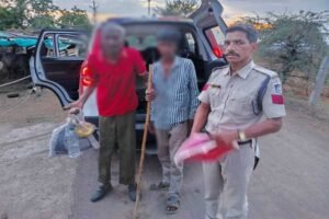खंडवा के डायल-112 हीरोज रास्ता भटके 80 वर्षीय बुजुर्ग को सुरक्षित परिजनों से मिलाया