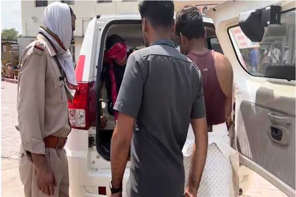टीकमगढ़ के डायल-112 हीरोज सड़क दुर्घटना में घायल दो युवतियों एवं एक युवक को त्वरित सहायता से पहुँचाया अस्पताल