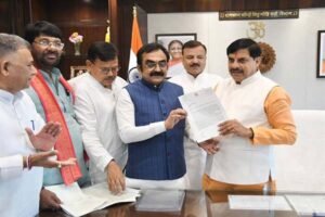 जबलपुर एयरपोर्ट का नाम वीरांगना रानी दुर्गावती के नाम पर रखने का प्रस्ताव, मंत्री राकेश सिंह ने मुख्यमंत्री को सौंपा पत्र