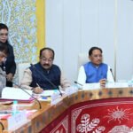 मानसून सत्र से पहले सौजन्य मुलाकात: मुख्यमंत्री विष्णु देव साय ने विधानसभा अध्यक्ष डॉ. रमन सिंह का किया अभिनंदन