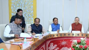 मानसून सत्र से पहले सौजन्य मुलाकात: मुख्यमंत्री विष्णु देव साय ने विधानसभा अध्यक्ष डॉ. रमन सिंह का किया अभिनंदन