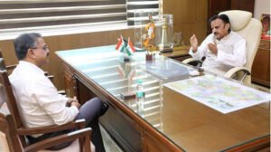ज़िला अस्पतालों के उन्नयन एवं पद स्वीकृति की कार्यवाही प्राथमिकता से करें पूर्ण: उप मुख्यमंत्री शुक्ल