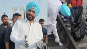 लुधियाना रेलवे स्टेशन पर मंत्री बिट्टू का अलग अंदाज, ट्रैक पर उतरकर उठाए कचरे और बच्चों के डायपर
