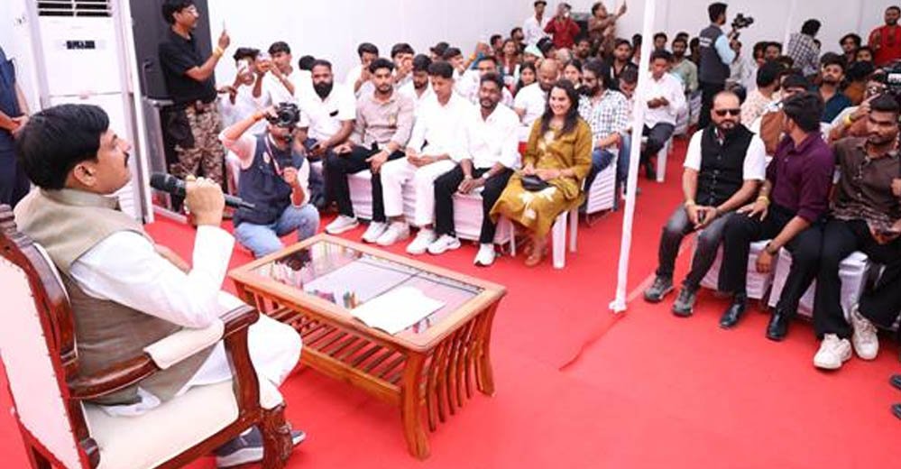 मुख्यमंत्री डॉ. यादव ने इंदौर में सोशल मीडिया इन्फ्लुएंसर्स के साथ किया आत्मीय व प्रेरक संवाद